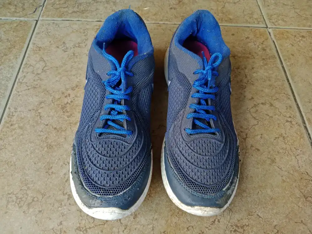 Sepatu ukuran 40 warna biru