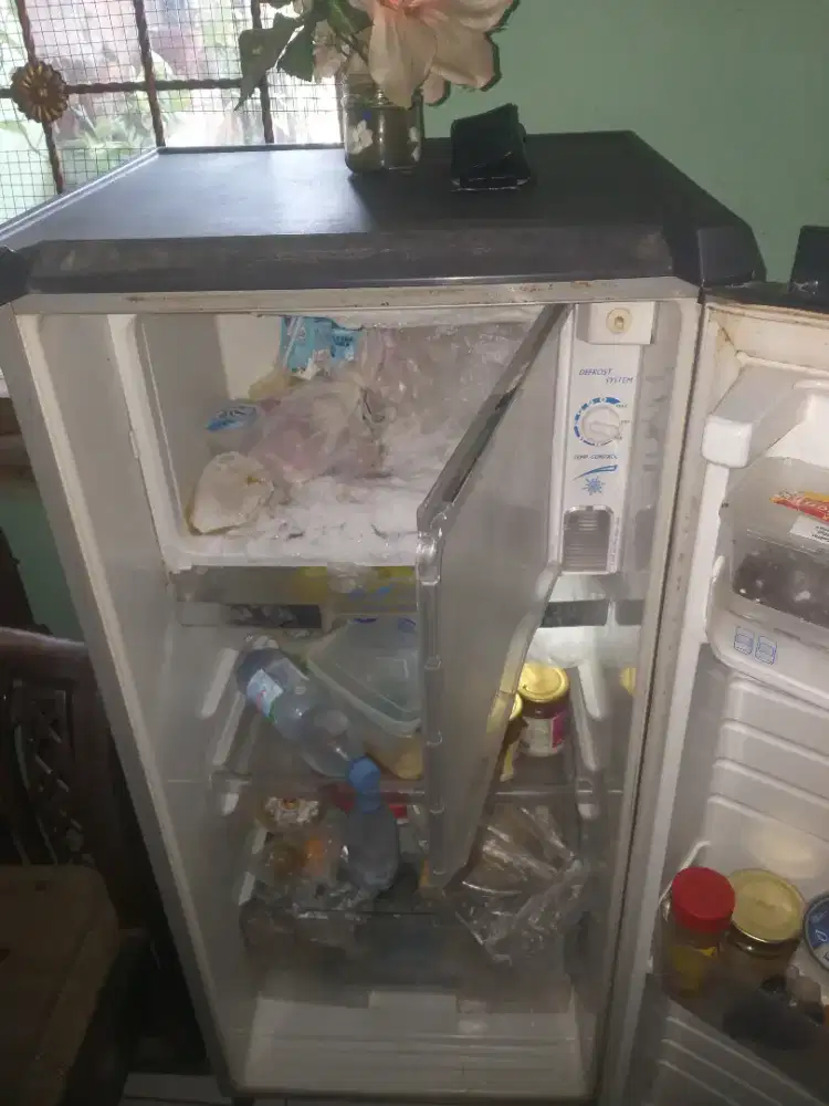 Kulkas 1 pintu sgt dngin normal lengkap free lalamove dkt