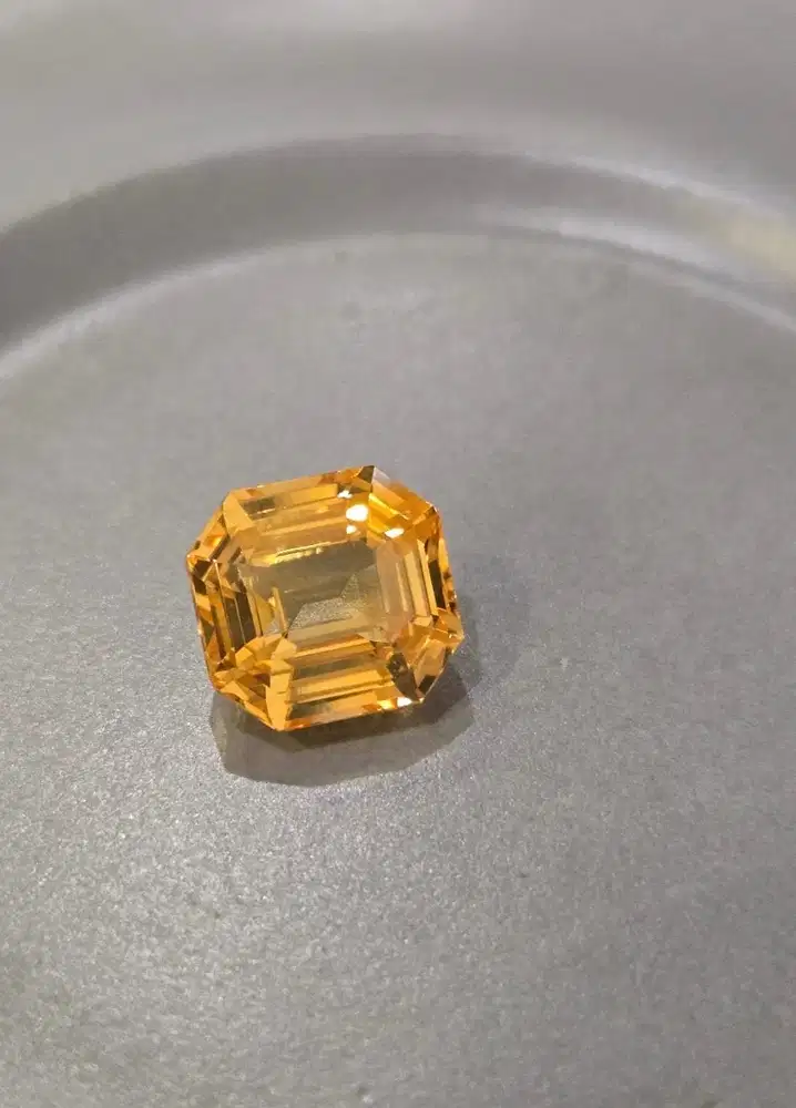 Natural Yellow Saphire 5.58 ct Clean 100 %