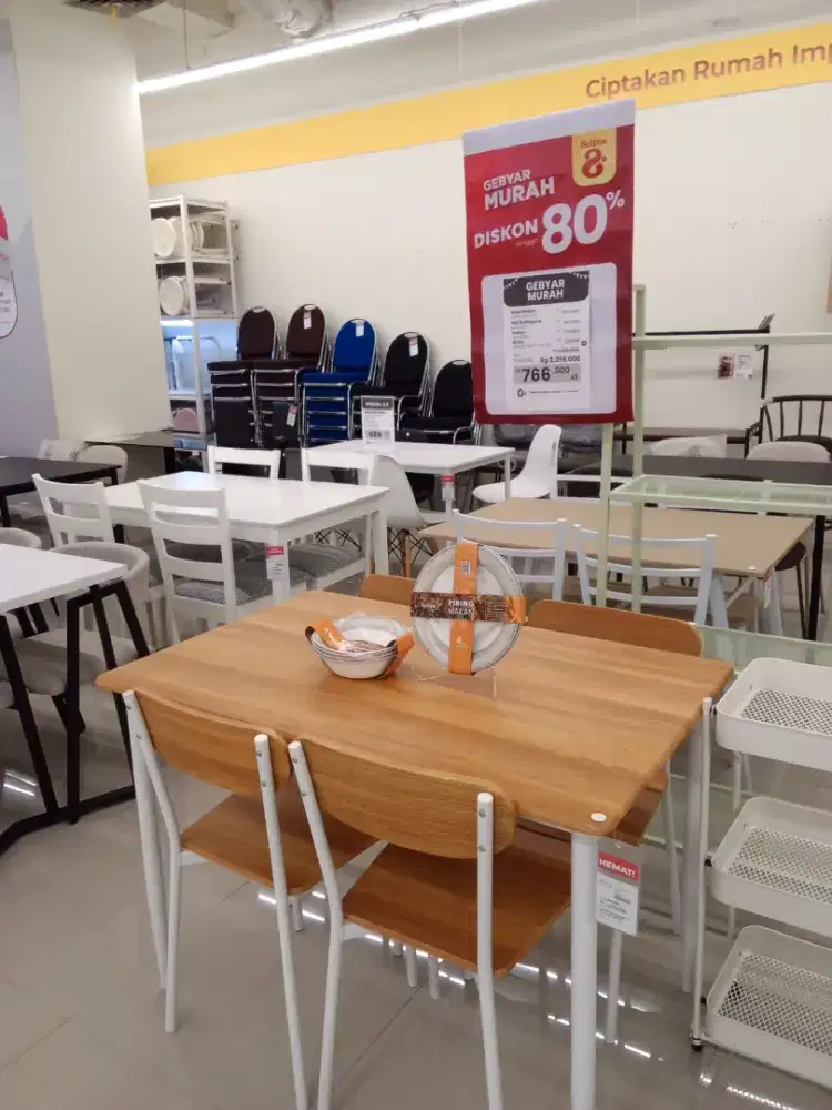 Meja makan minimalis