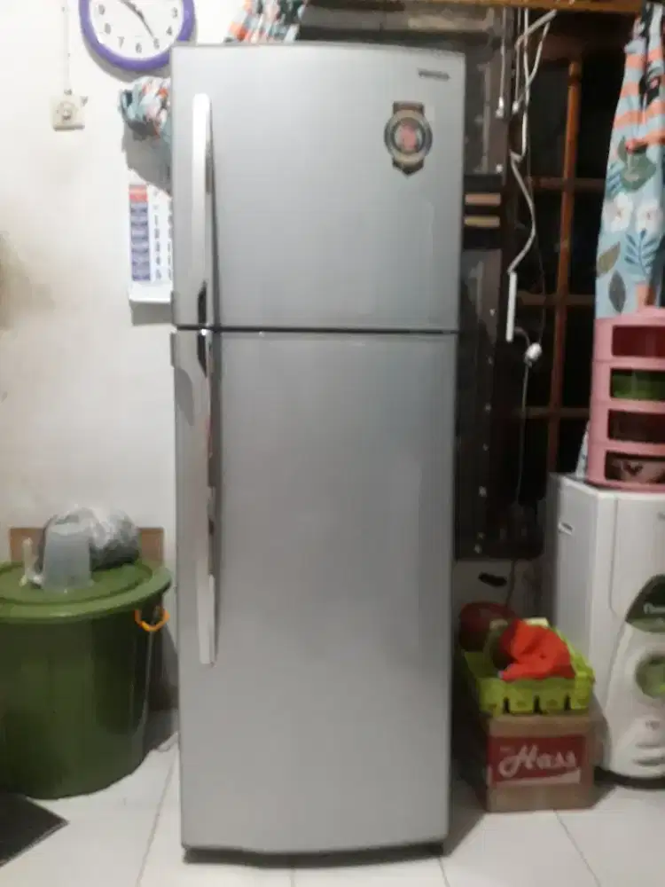 Jual kulkas 2pintu  toshiba normal dingin beku hrg 1,3jt
