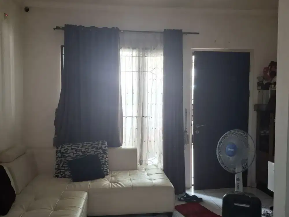 DIJUAL RUMAH 2 LANTAI 2 KAMAR TIDUR DAN 2 KAMAR MANDI ADA GARASI HADAP TIMUR DI GOLDEN PALM RESIDENCE, JAKARTA BARAT