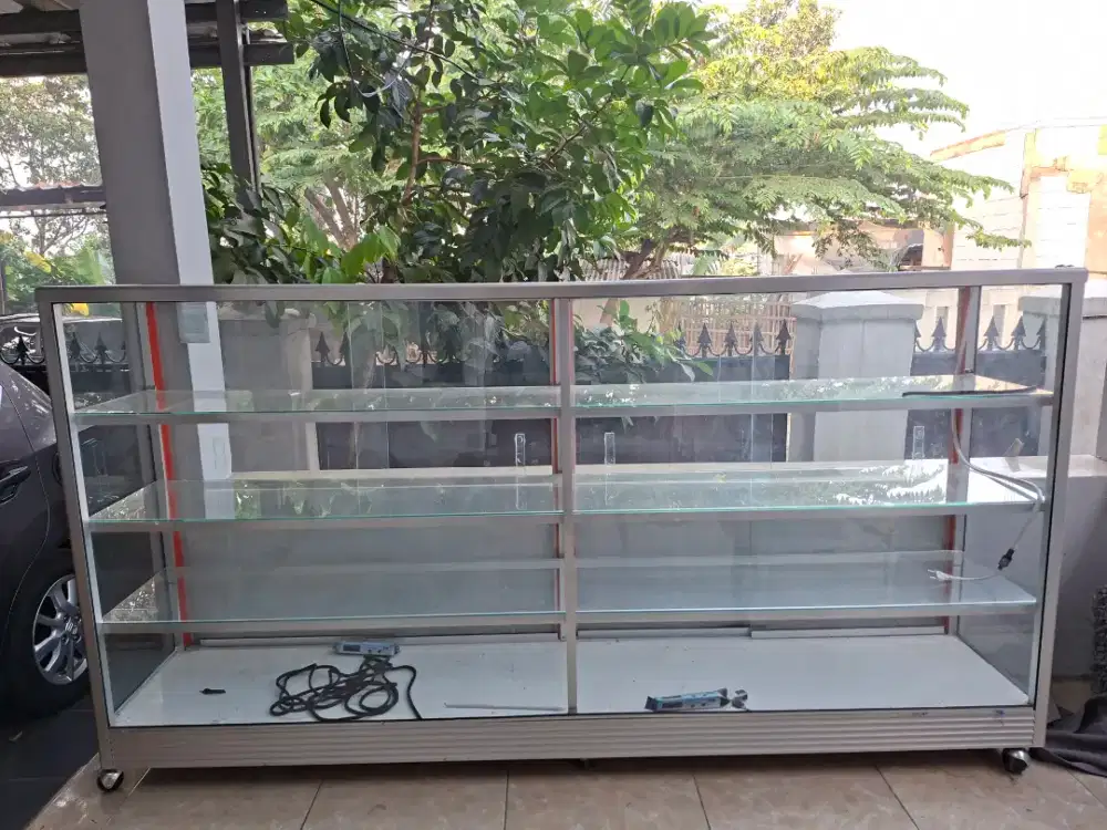 Etalase kaca panjang 2 meter