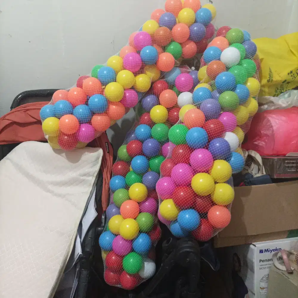 Bola plastik isi kurang lebih 300