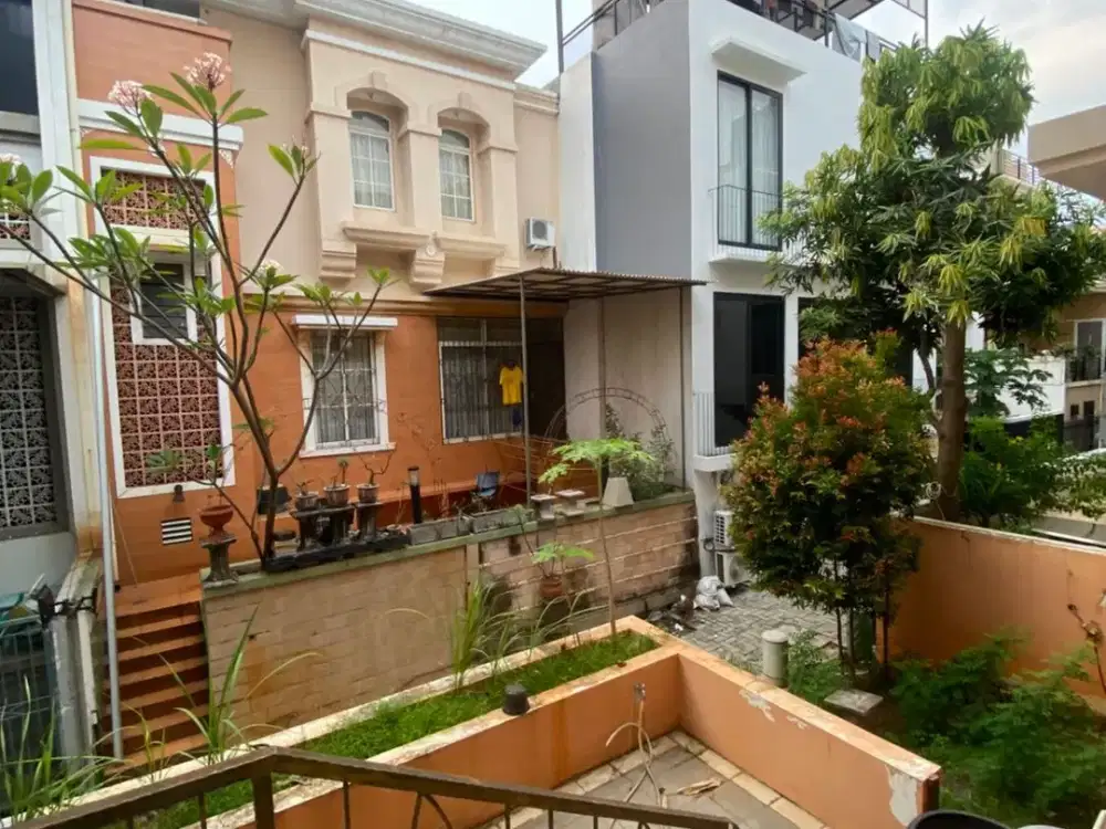 DIJUAL RUMAH 2,5 LANTAI BESAR DENGAN CARPORT 5 KAMAR TIDUR 4 KAMAR MANDI DI BGM, PIK, PANTAI INDAH KAPUK