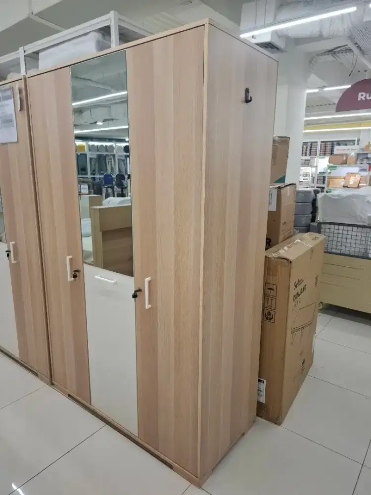 Lemari Pakaian 3 Pintu Ex Display
