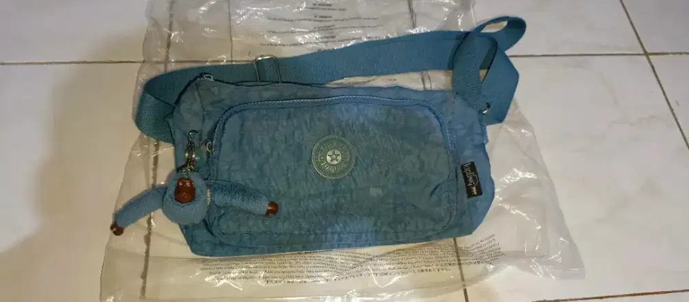 Tas Kipling. Ukuran sedang. Panjang 26cm, tinggi 21 cm. Masih bagus.