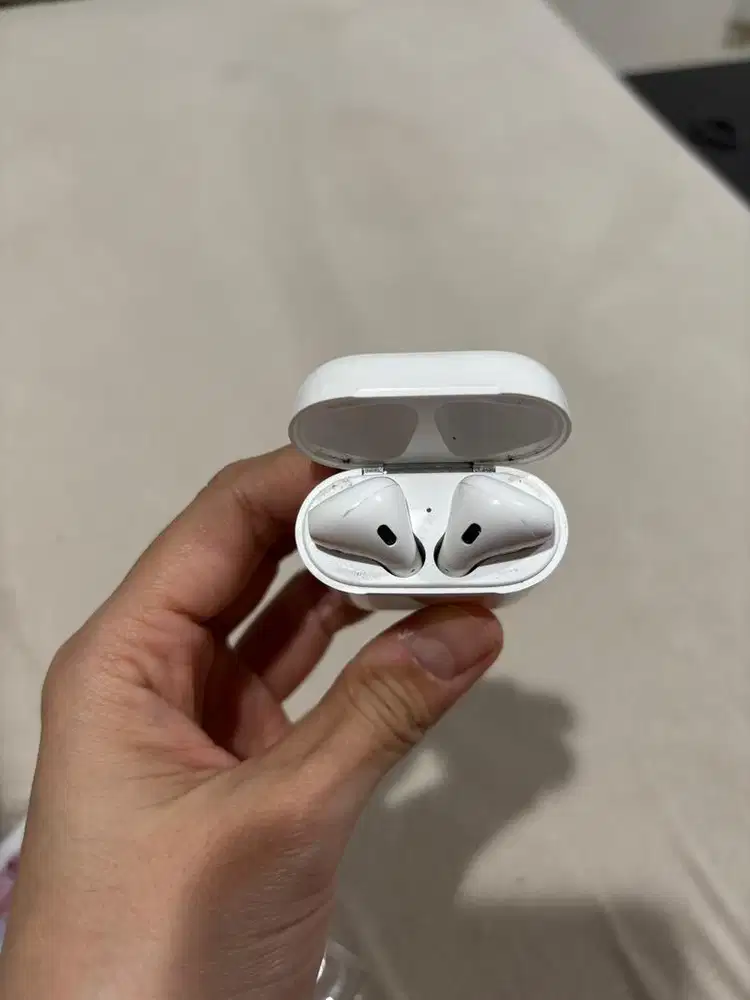 Apple Airpods With Charging Case (Gen 2)