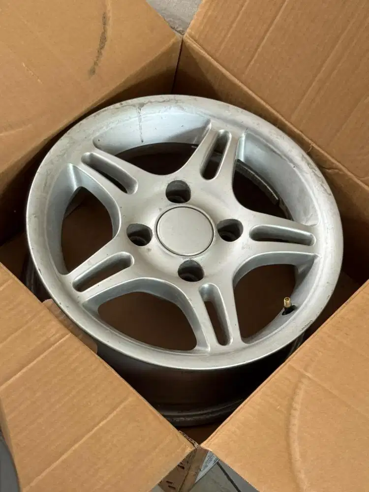 Velg R14 angkut juga bannya 2 biji
