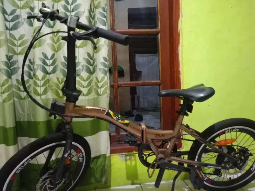 Sepeda Lipat Warna Gold Kondisi Pemakaian Merek United.
