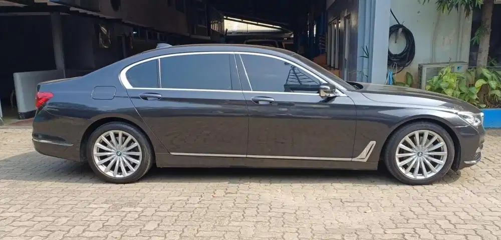 BMW 740li Abu Abu Tua Metalik 2019