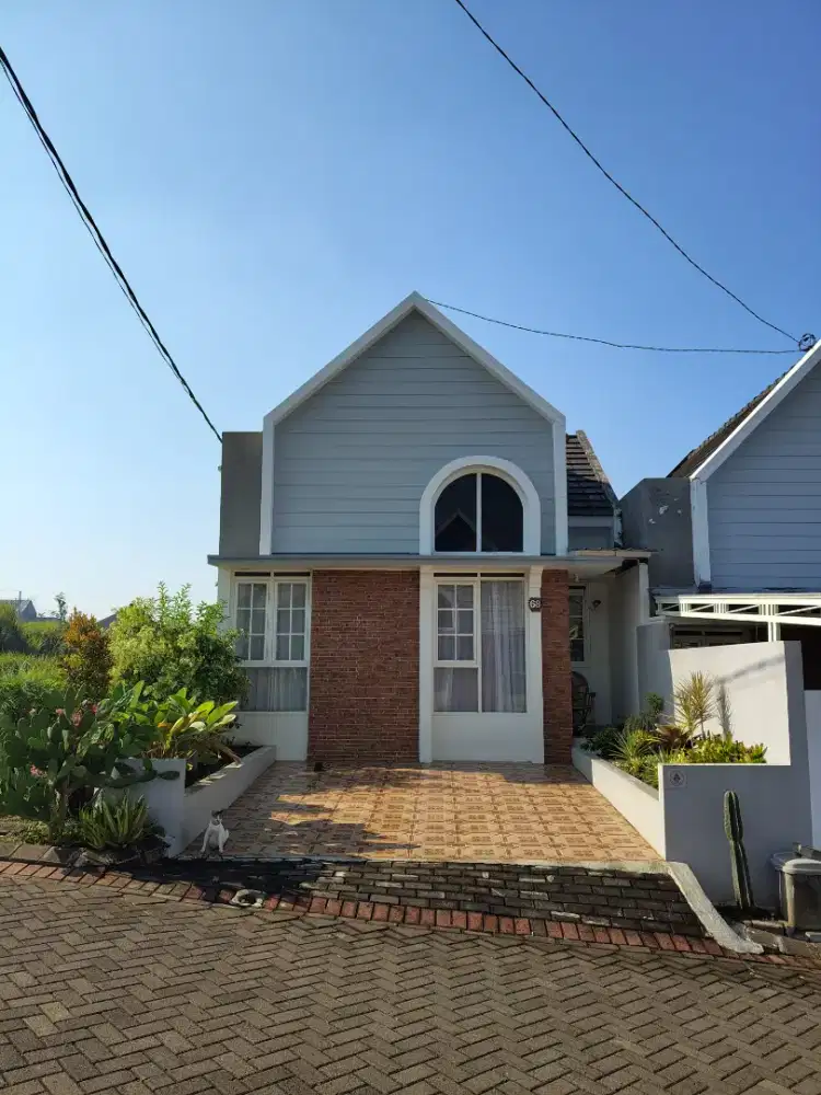 Rumah Full Furnish, Posisi Hook, Siap Huni di Lokasi Strategis