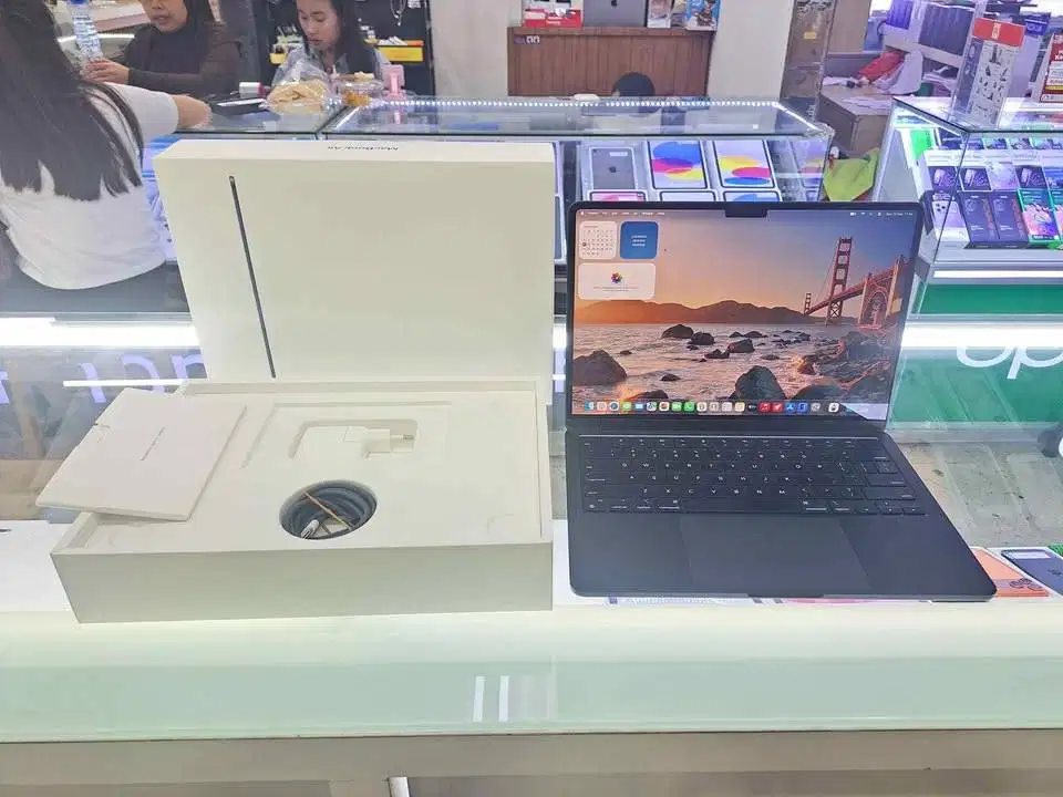 Second Macbook Air M2 13 Inch 16/256GB SSD Midnight Ex IBOX Mulus