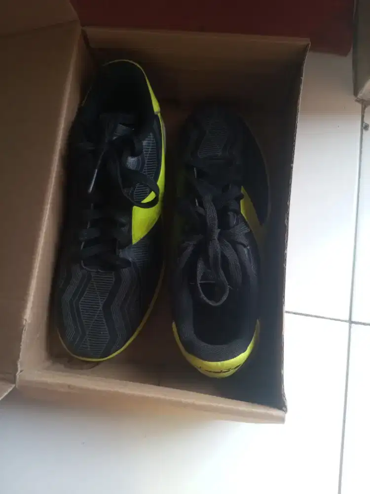 Jual sepatu futsal merek diadora