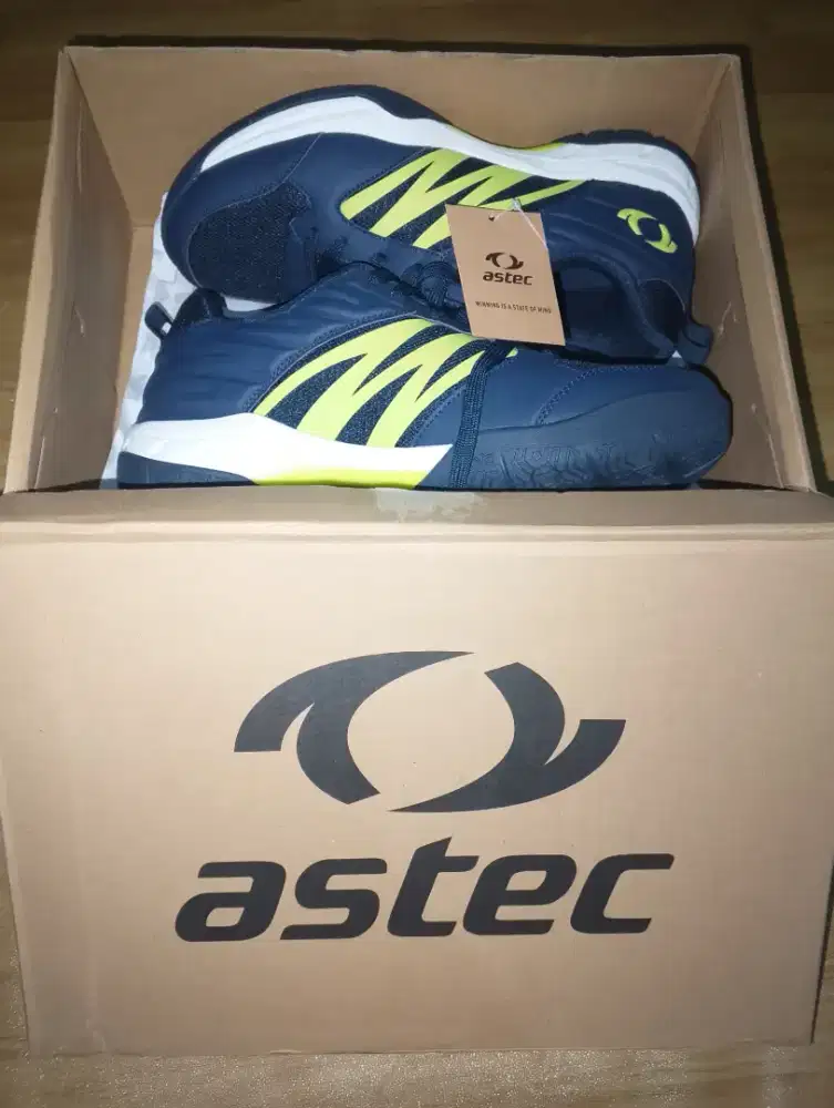 Sepatu padel badminton