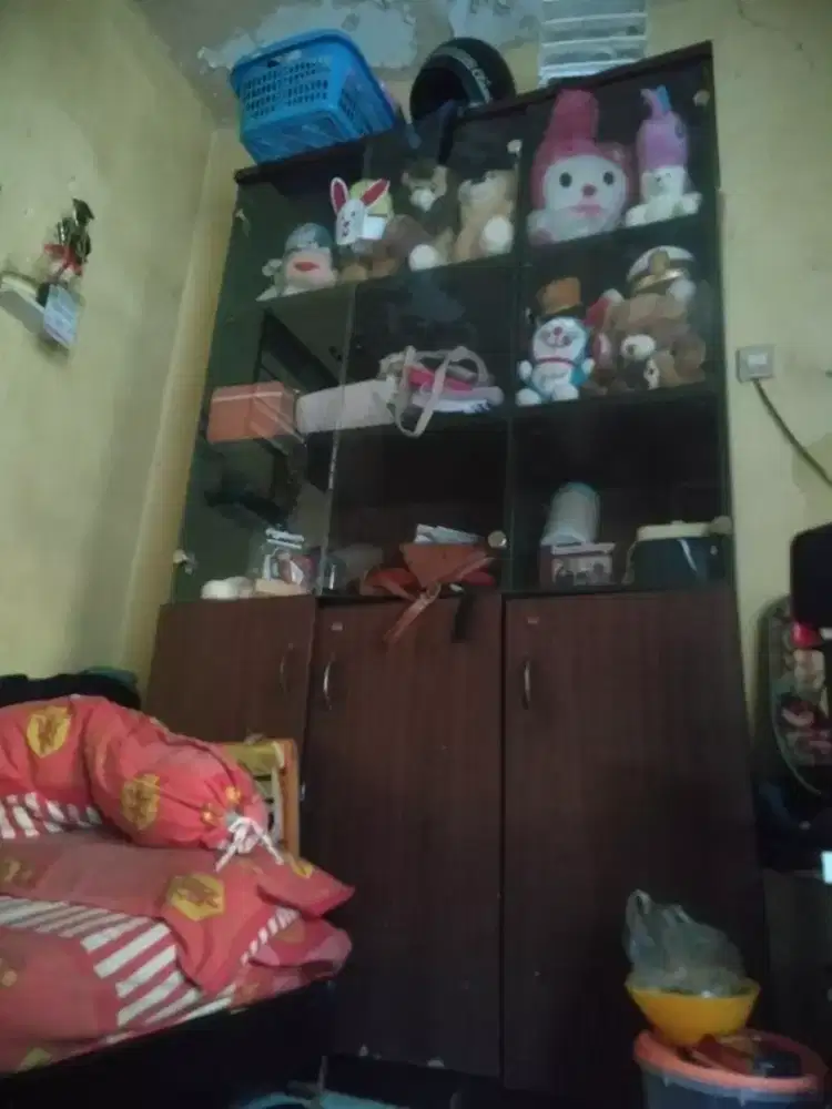 Di jual lemari kaca / atau bupet tinggi 2 meter