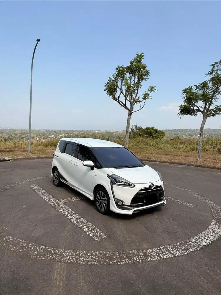 Toyota Sienta Q tertinggi