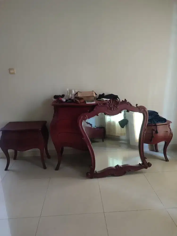 Meja rias ukiran