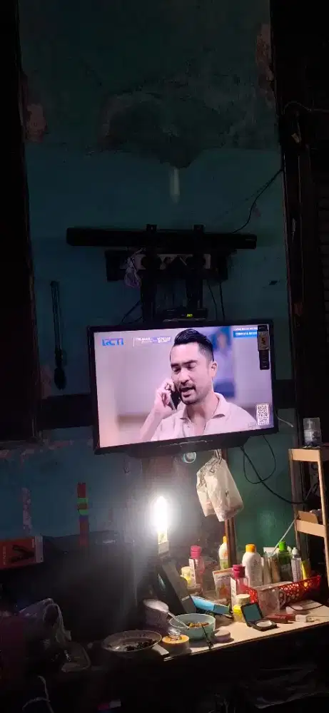 TV POLYTRON 32INCH KOMPLIT