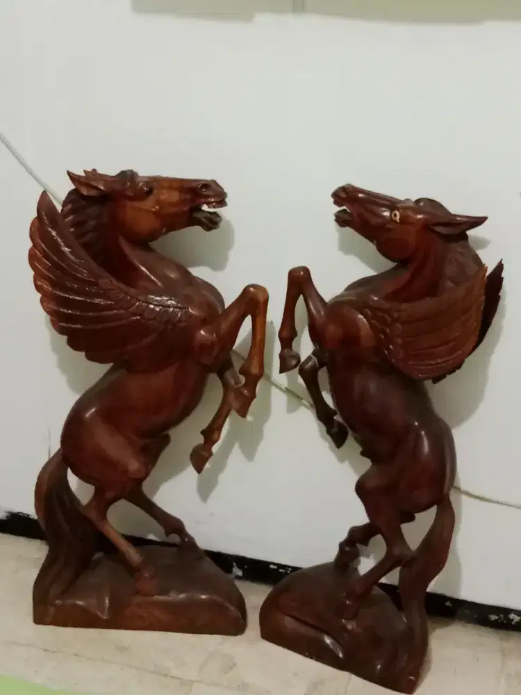 2 Patung Kuda Bersayap