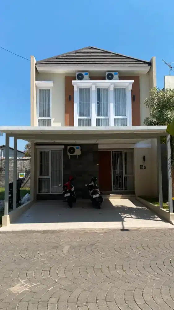 Disewakan rumah baru, kawasan perumahan, semi furnished siap huni.