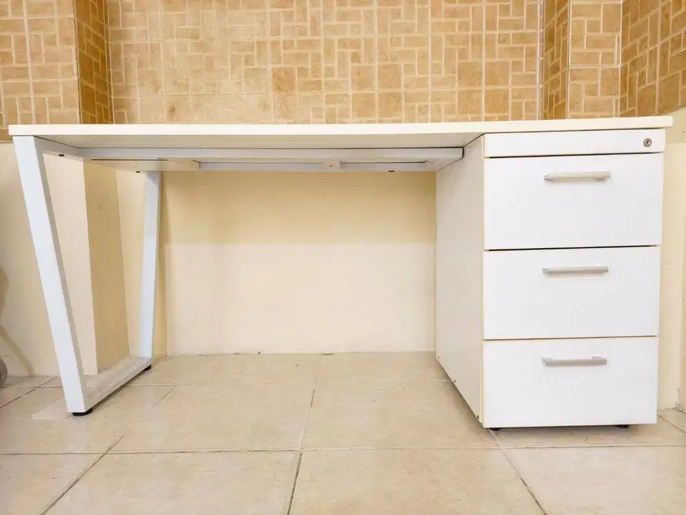 Dijual Murah Meja Kantor / Kerja 4 Unit Produk Bagus Terawat & Kokoh