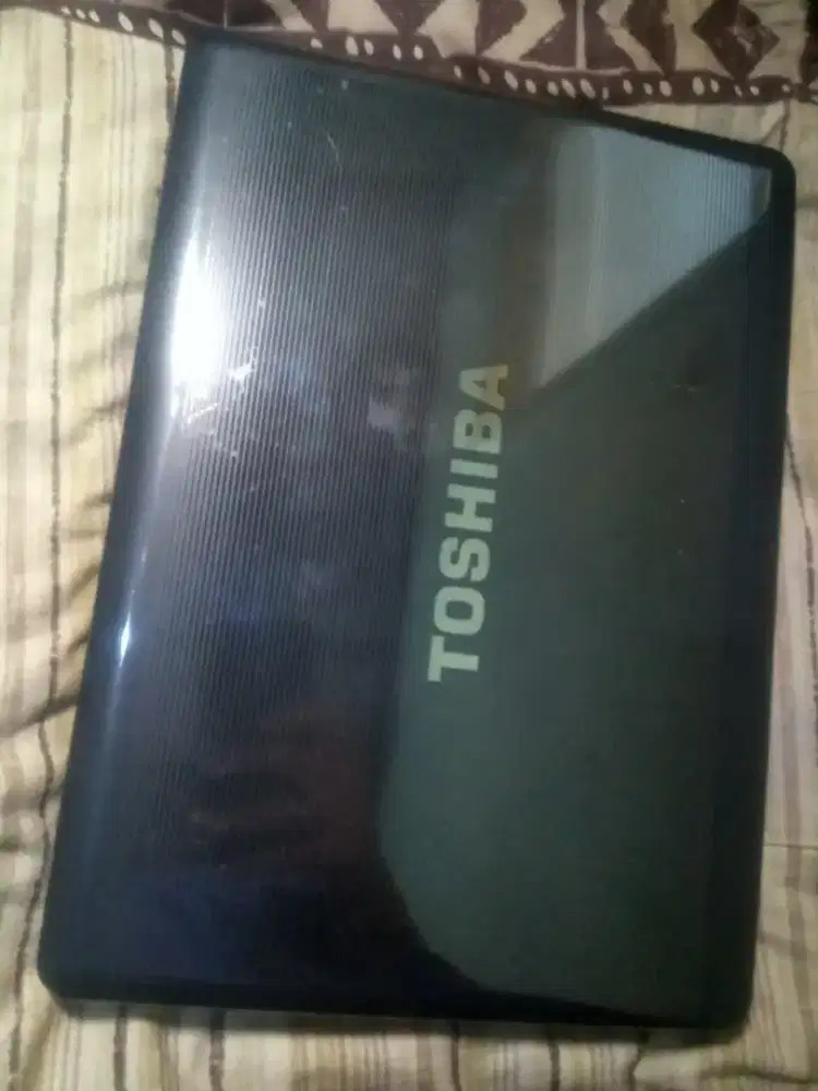 Laptop minus layarnya garis