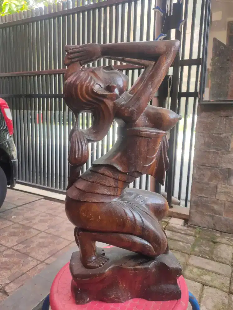 Patung wanita bali