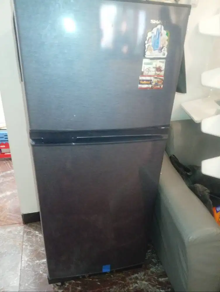 Jual kulkas 2 pintu merek Sharp masih bagus,dingin bisa di nego