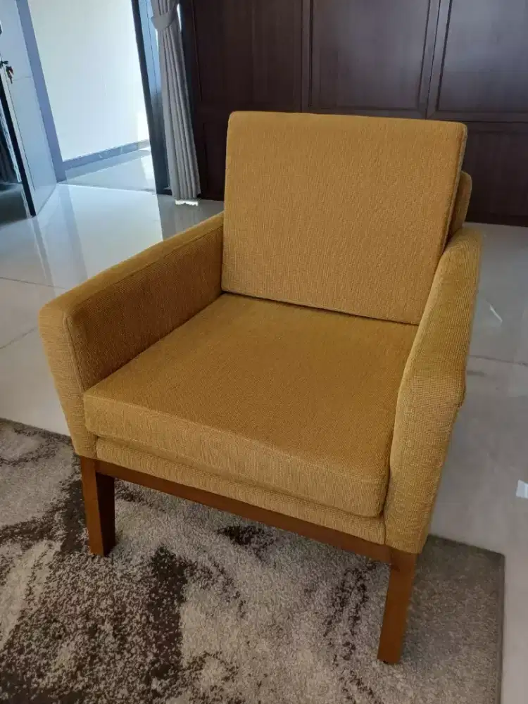 Kursi kuning recepstionis