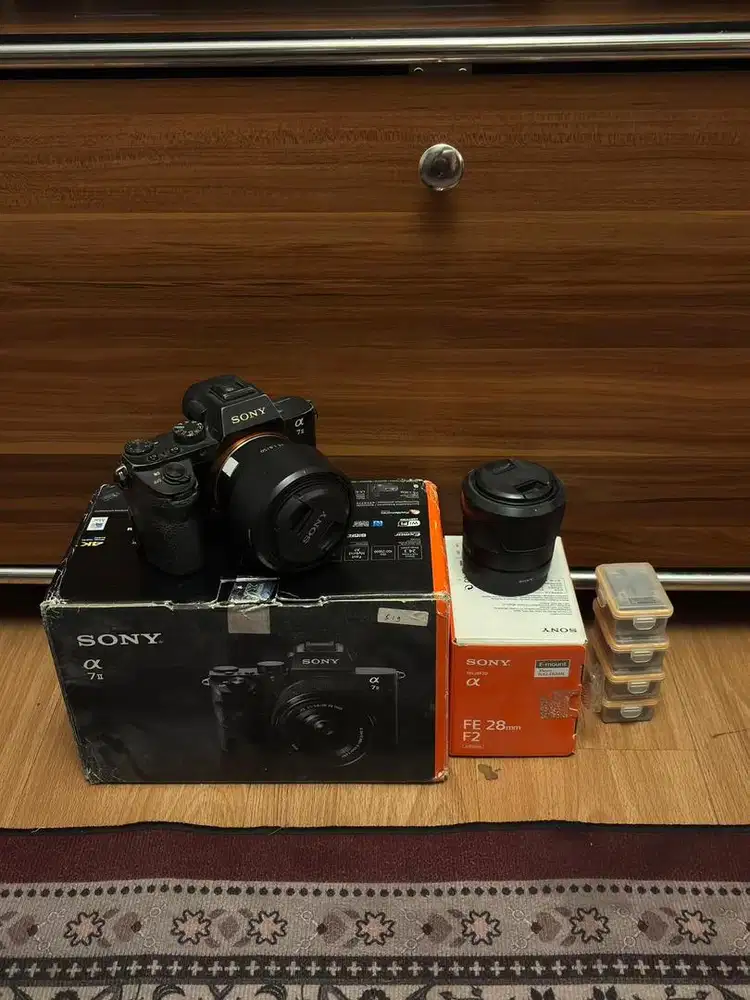 Sony A7ii + 50mm + 28mm + 4 Battery