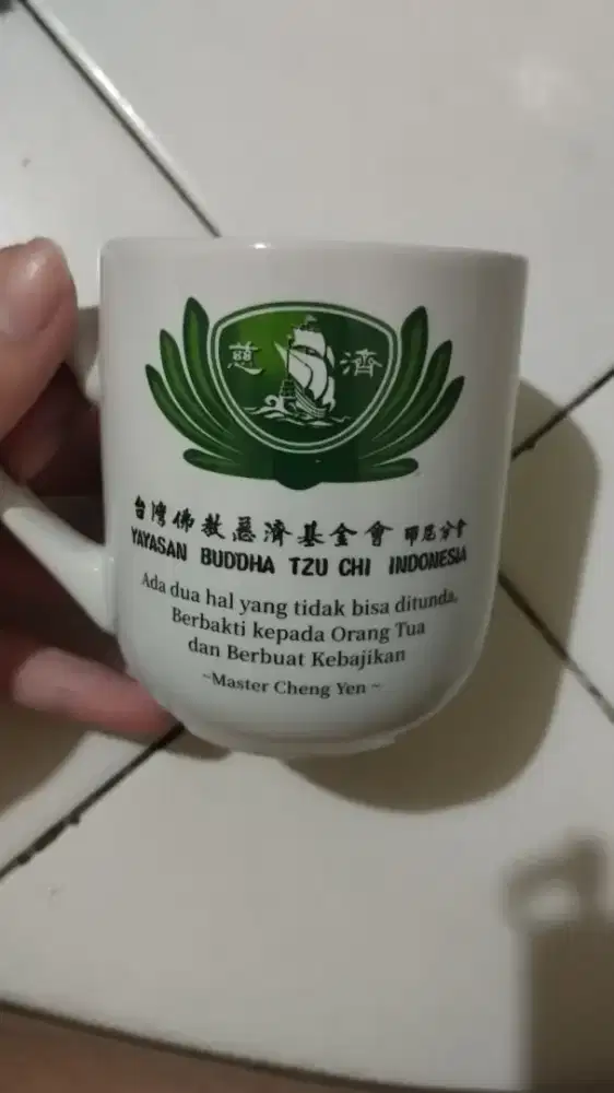 Cangkir kata kata master Cheng Yen dari Tzu chi