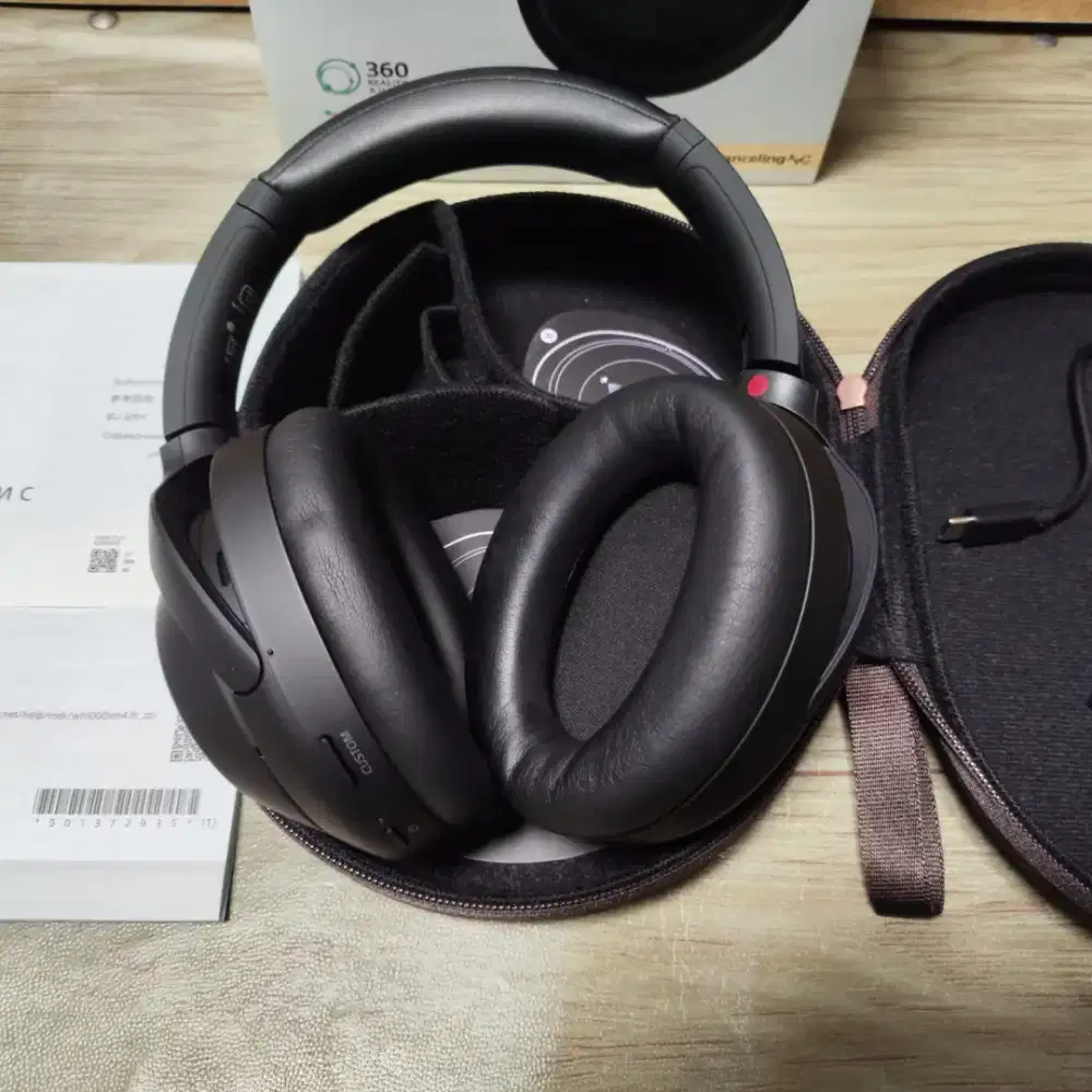 Sony WH-1000XM4 Headset - Hitam