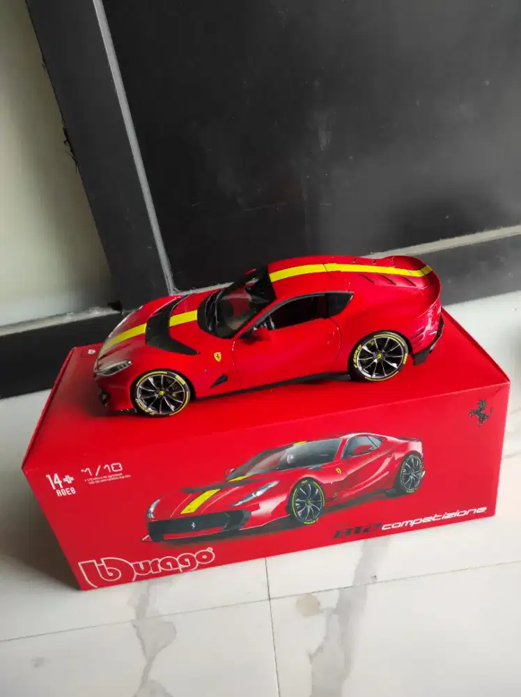 Bburago Ferrari 812 competizione skala 18