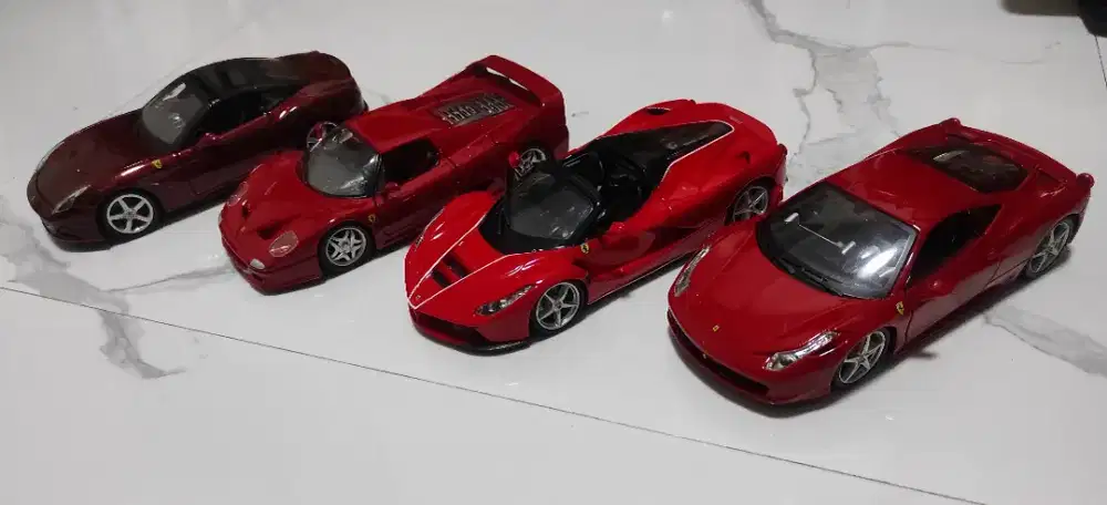 Bburago Ferrari 4 pcs skala 24