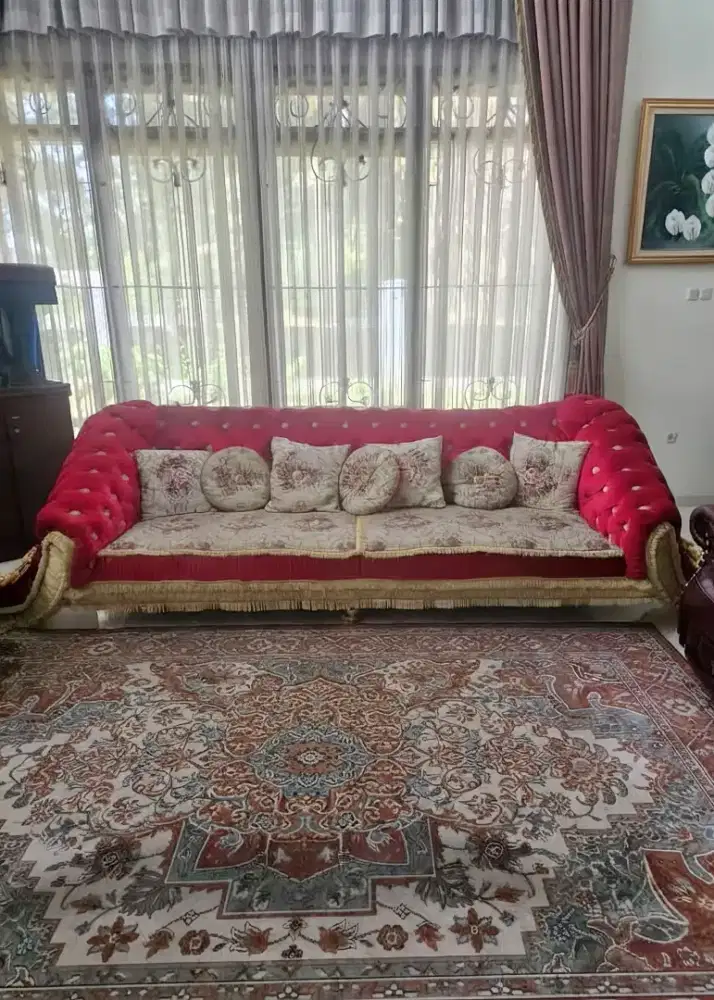 Sofa mewah warna merah
