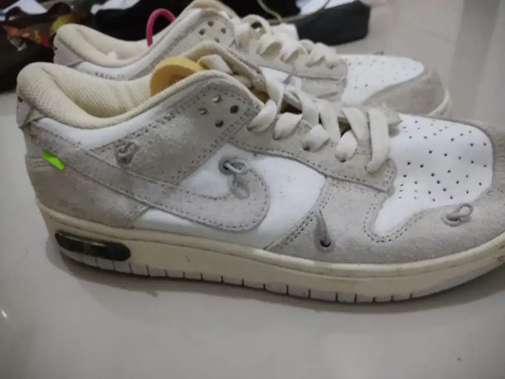 Sepatu pria warna putih
