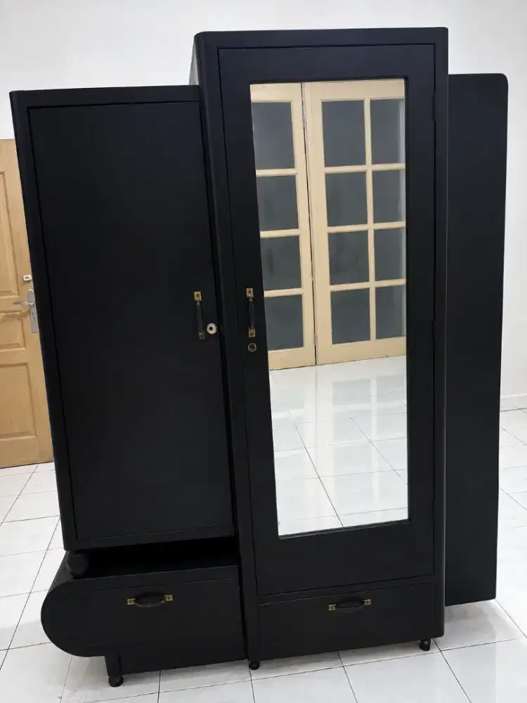 Lemari antik/vintage, cocok untuk kolektor furniture klasik