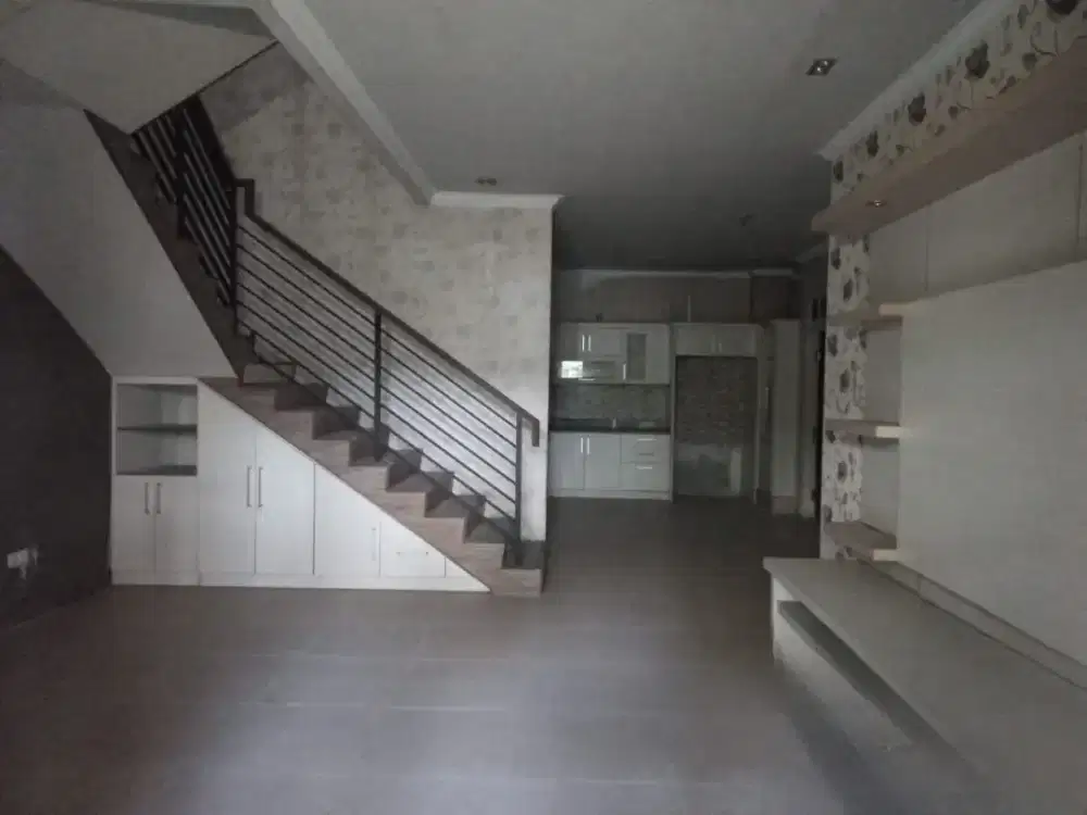 Jual Rumah Second 3 Lantai di Area Sutorejo, Surabaya