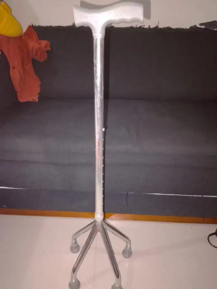 Tongkat kaki empat