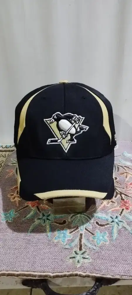 Bil Up Reebok 
NHL X Pittsburgh Pinguin 
Size L-XL
Full tag