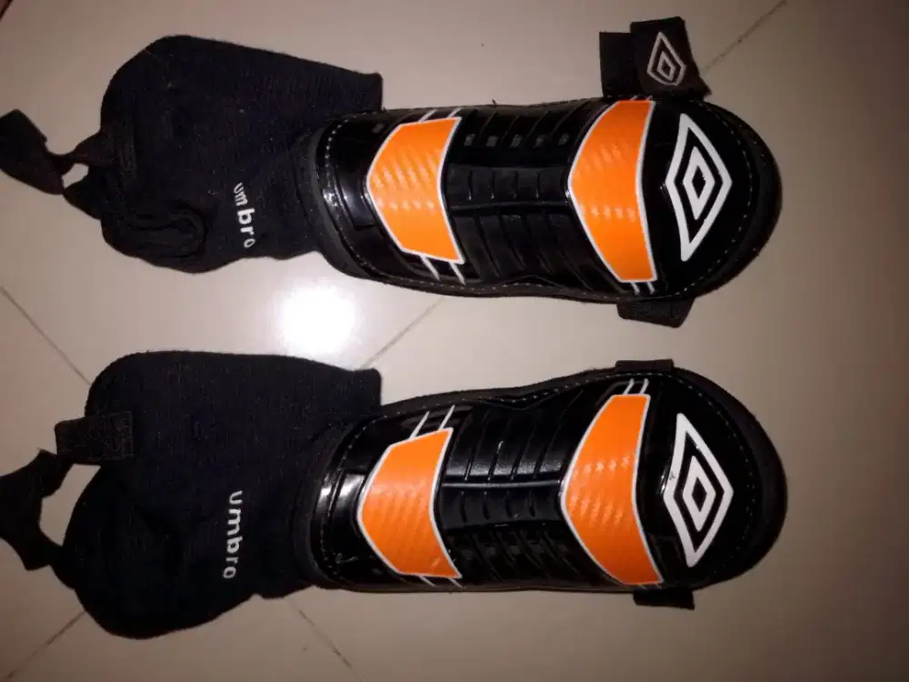 Deker pelindung kaki sepak bola