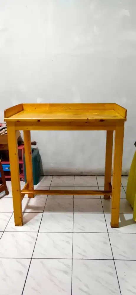 2 MEJA DAN 1 ETALASE