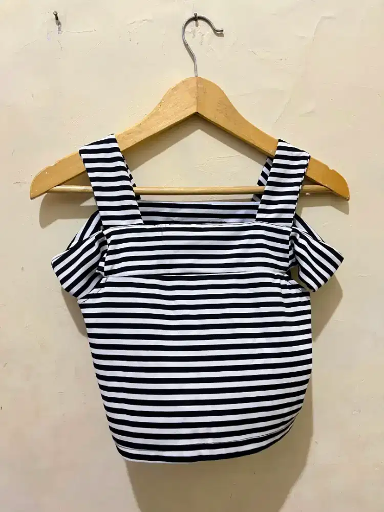 Crop Top Salur Hitam Putih