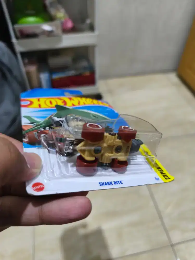 Hot Wheels (RTH) SHARK BITE