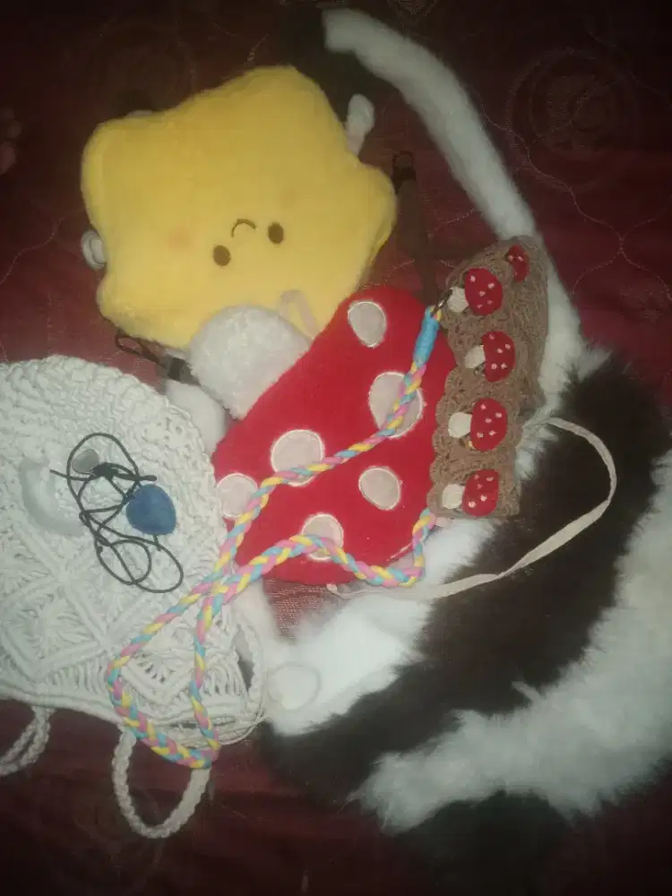 tas boneka bintang, jamur, tas rajut pantai, kalung love denim,