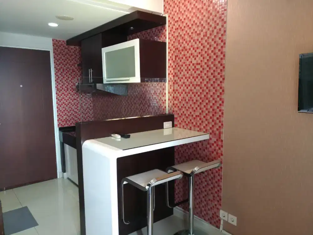Disewakan unit studio furnished Apartemen Metropolis, Surabaya