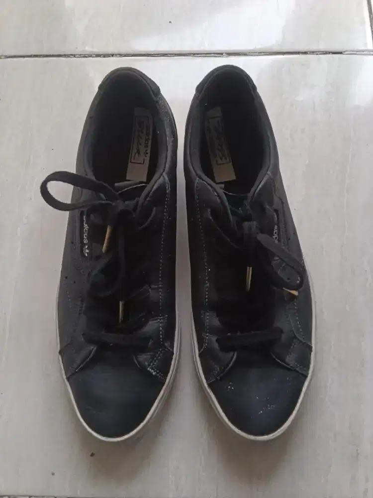 Dijual sepatu kulit Adidas hitam dan outsole putih, Sz 41
