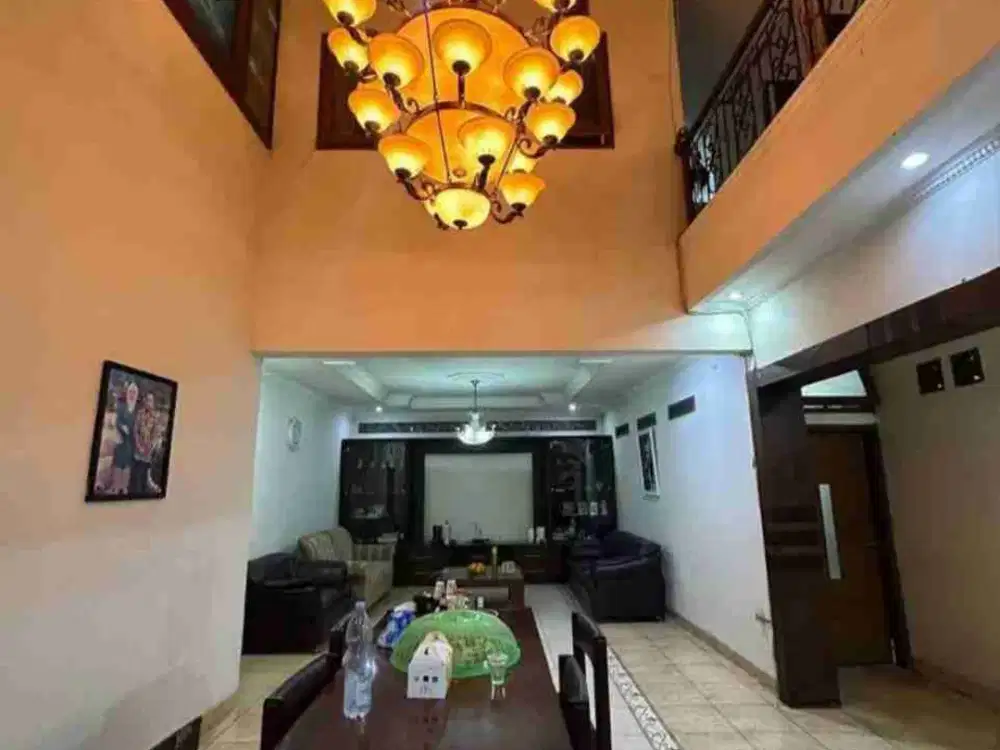 Rumah mewah klasik lokasi strategis di Dekat Alun Alun Cimahi dan Ramayana Cimahi