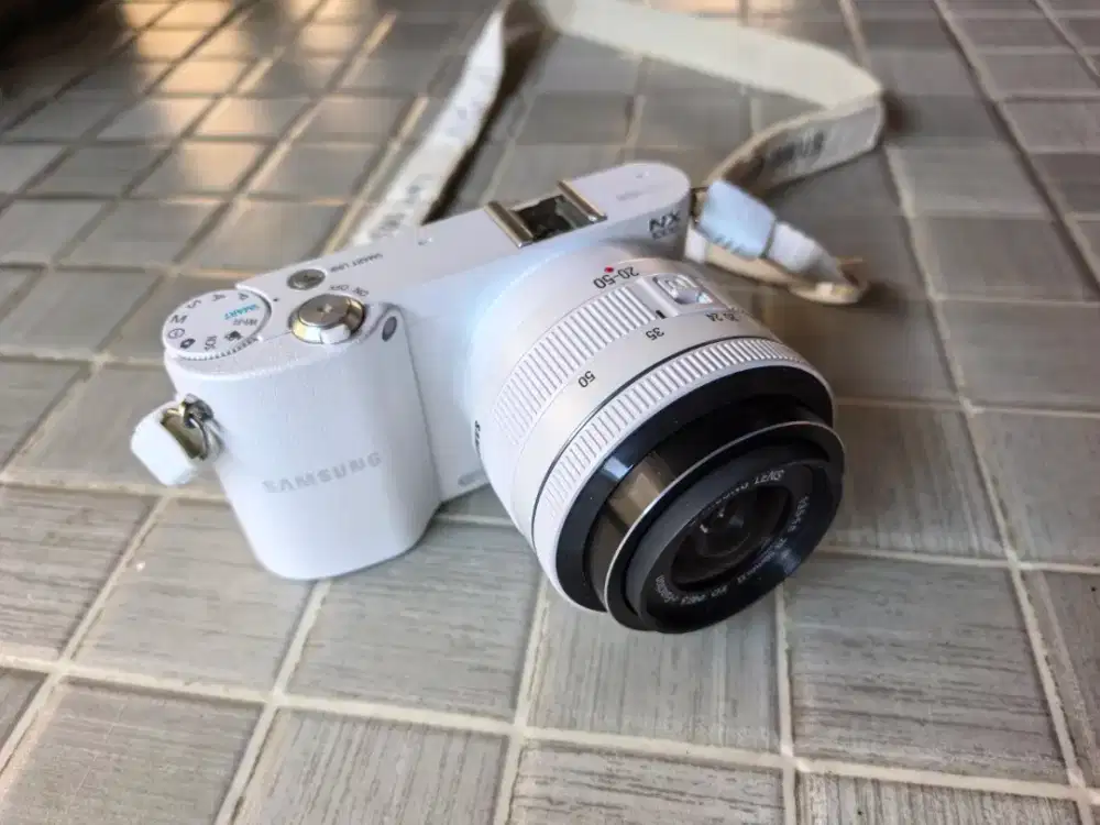 Kamera Mirrorless Samsung NX1000 Putih